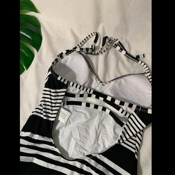 NEW $129 La Blanca Fine Line Halter One-Piece Swimsuit‎ Black-White [SZ 6 ] - Picture 6 of 8